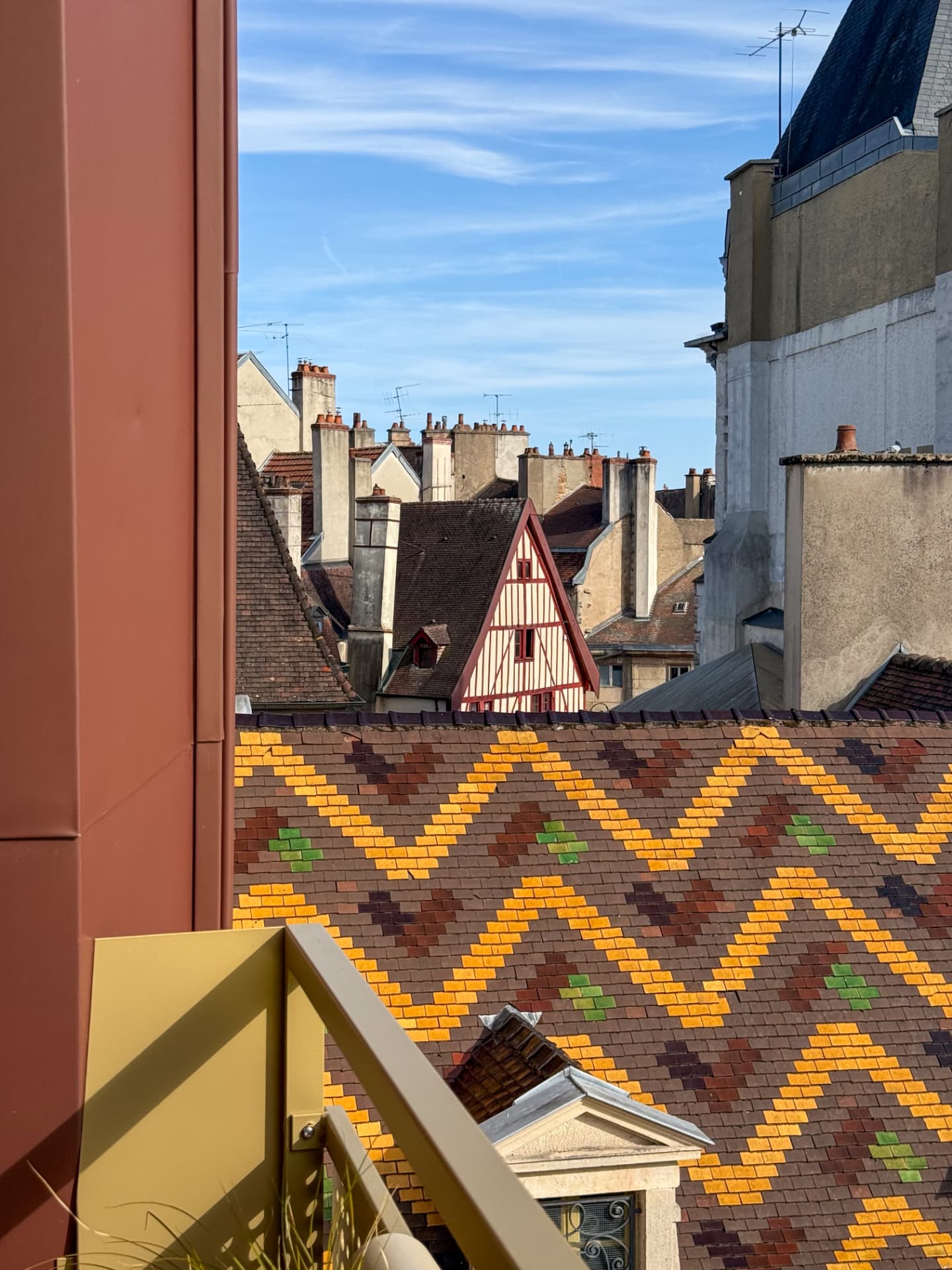 Toits aux tuiles vernissées de Bourgogne et pignon à colombages