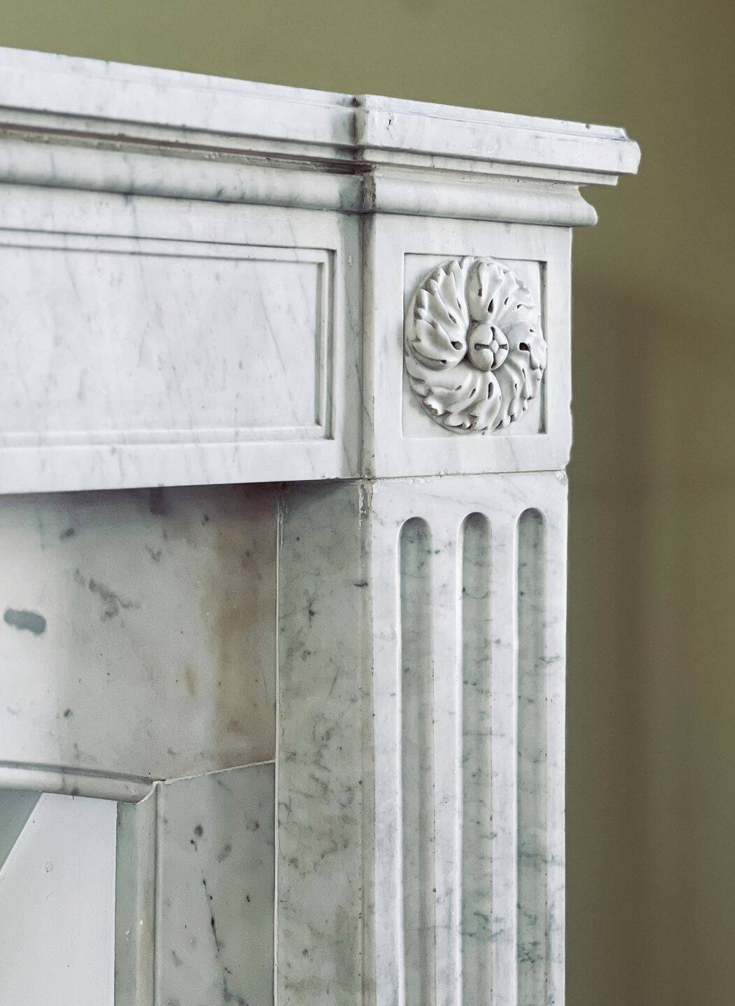 Détail de la cheminée en marbre blanc et de sa rosace sculptée