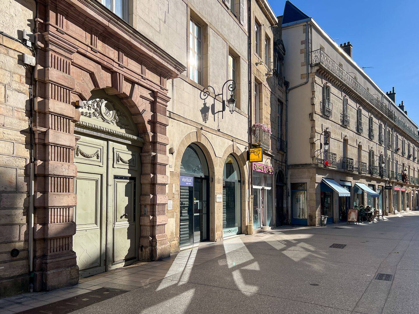 Portail monumental de l'hôtel de Gissey, rue Piron à Dijon
