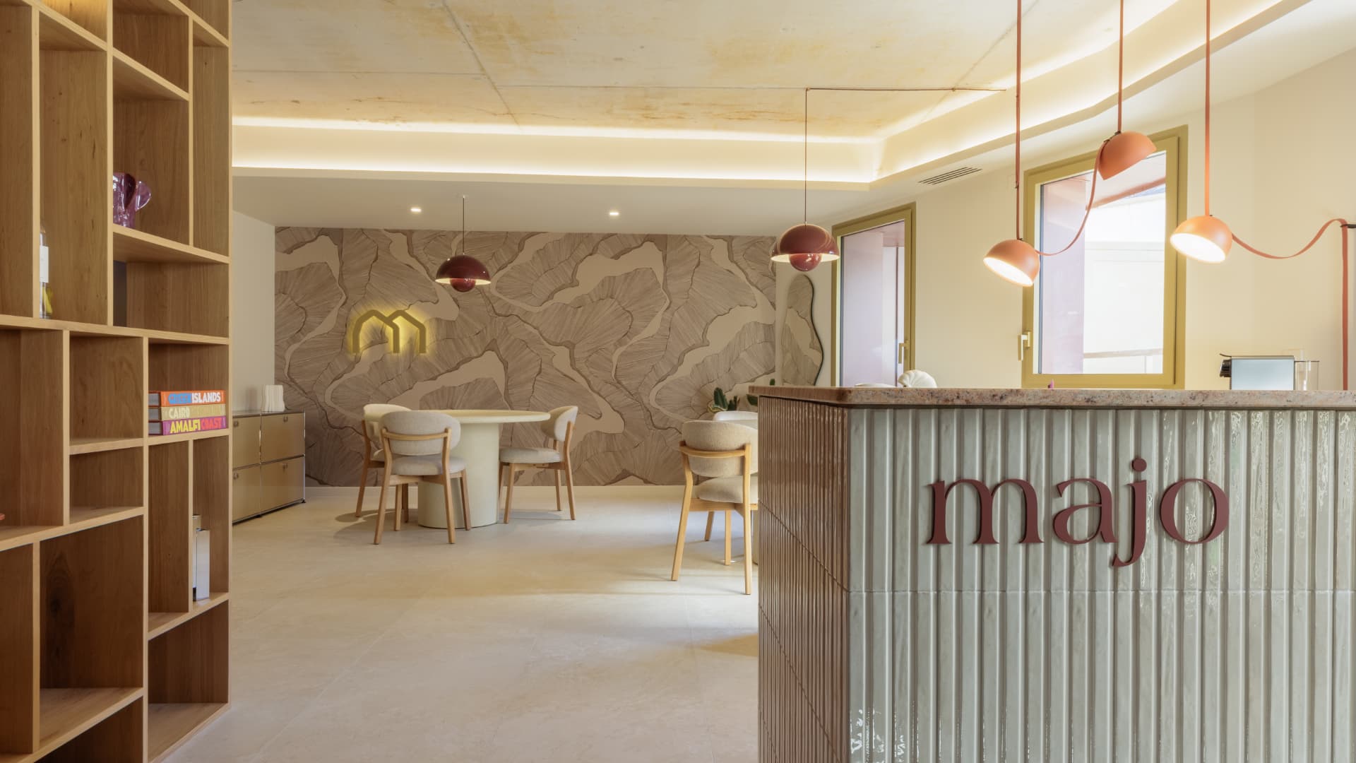 Intérieur de l'agence MAJO en rooftop à Dijon : accueil, salon et lumière du matin