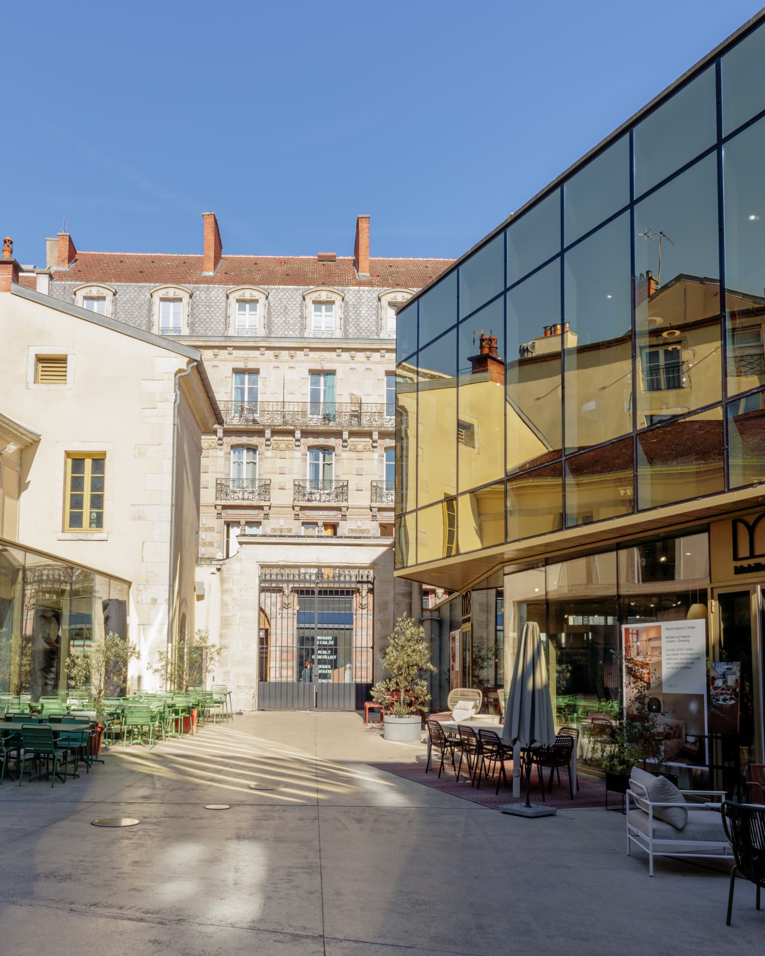 Hôtel particulier en pierre et volume de verre de la Cour Bareuzai