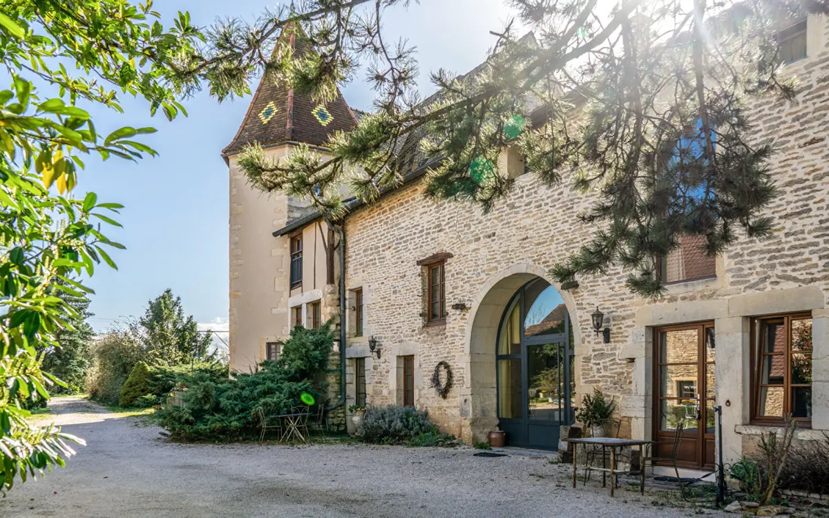 Bâtisse bourguignonne en pierre avec tour et porche vitré