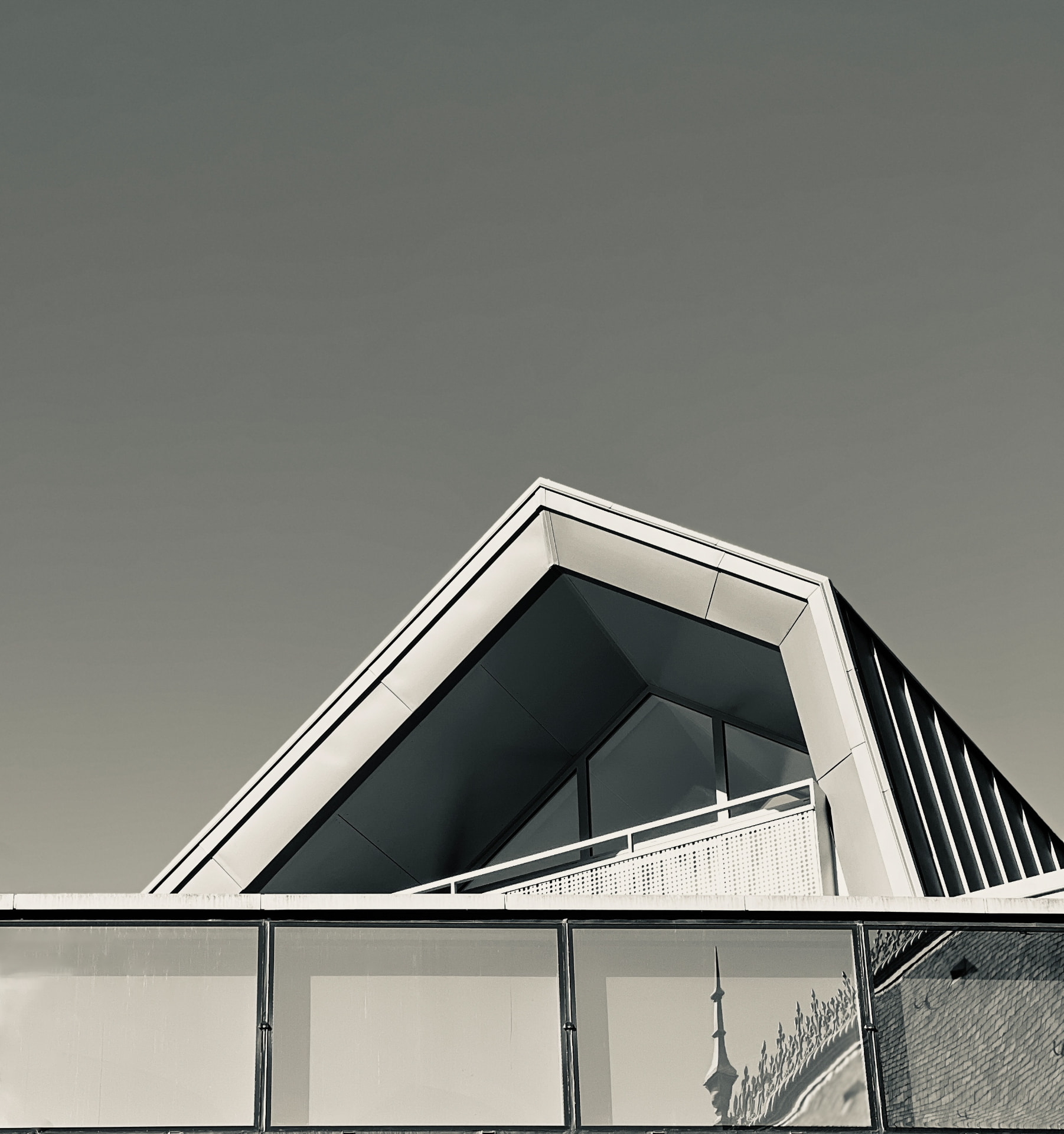 Architecture contemporaine de la Cour Bareuzai en noir et blanc