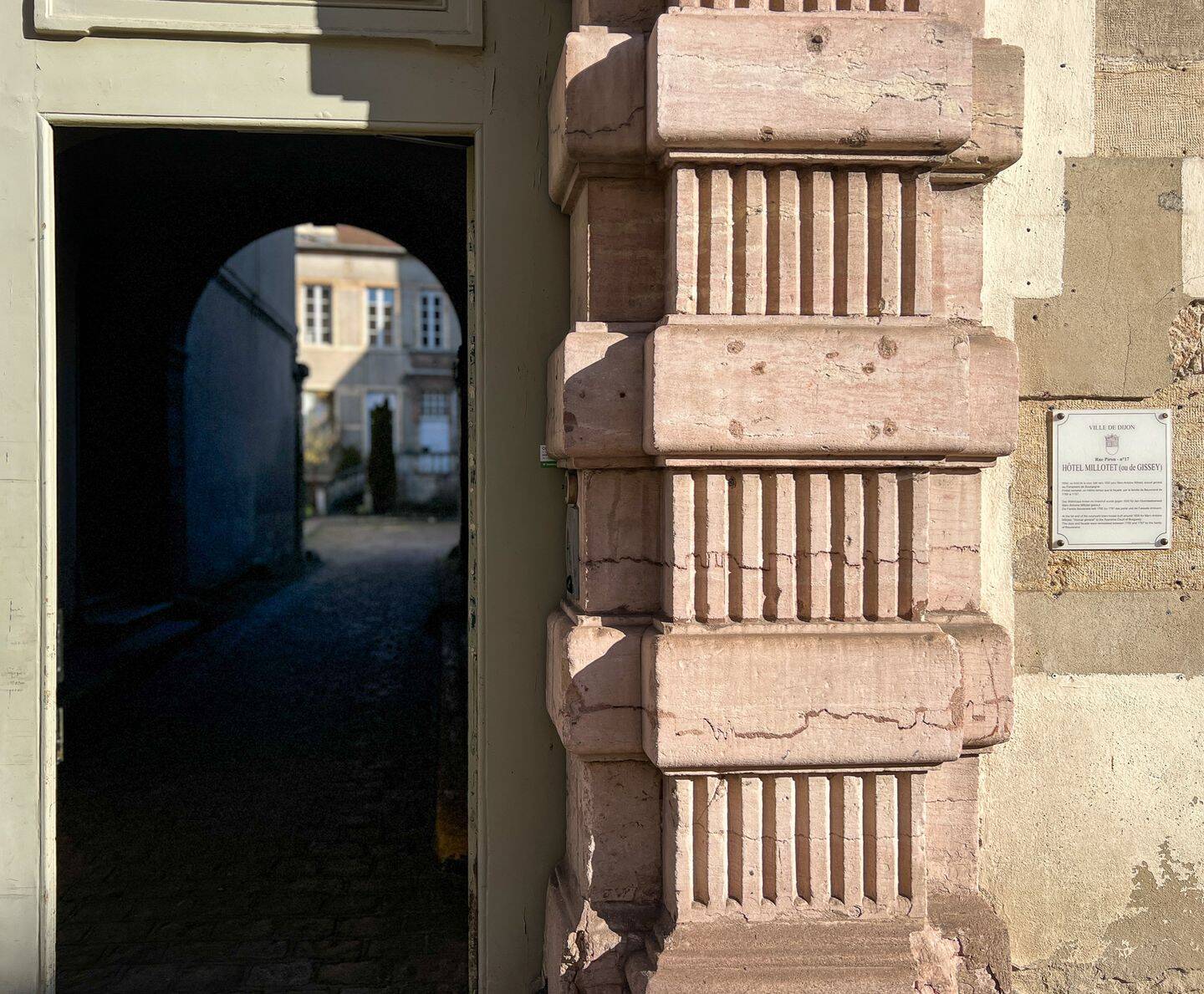 Passage voûté menant à la cour de l'hôtel de Gissey