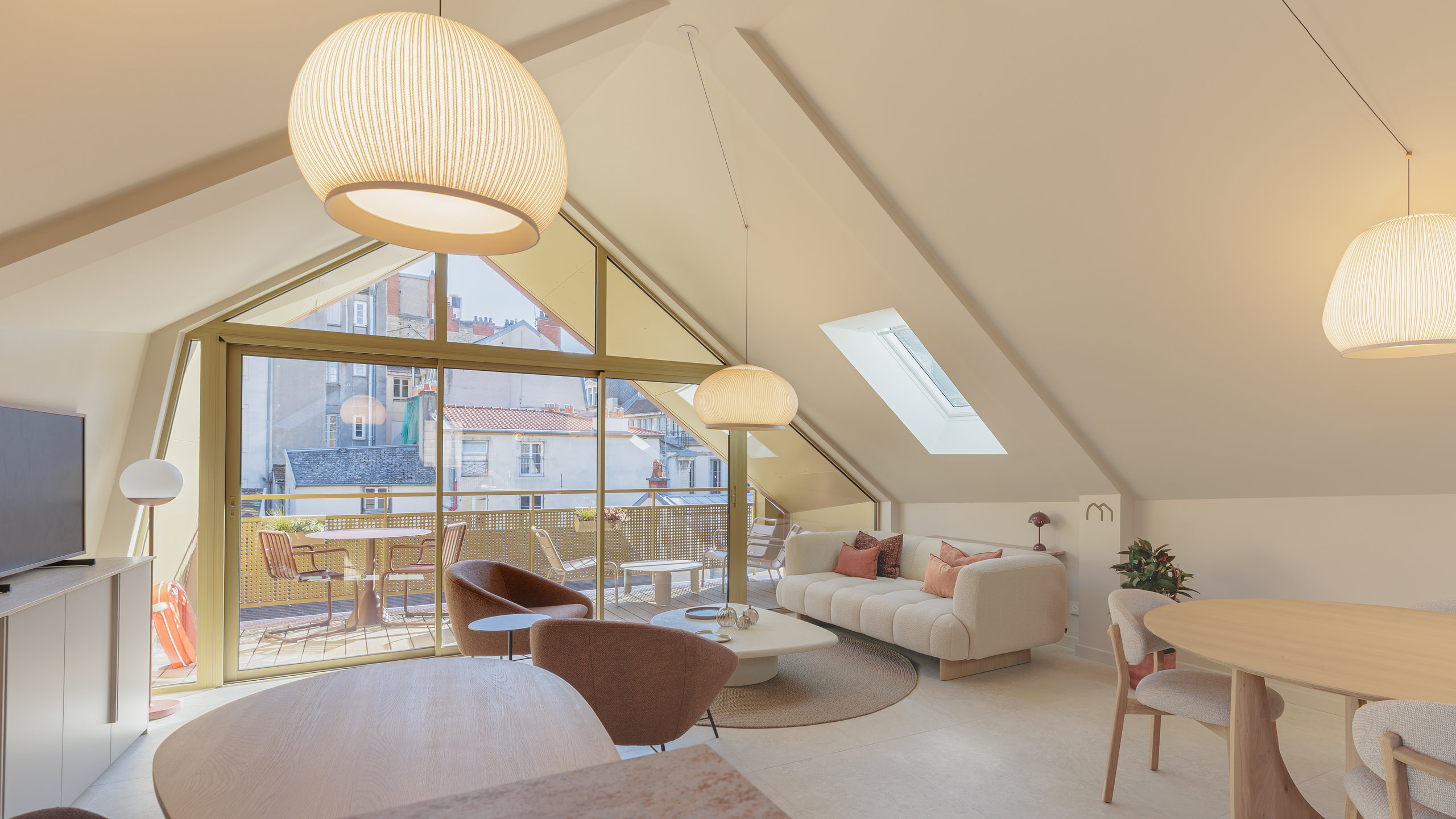 Salon sous les combles, verrière et terrasse sur les toits de Dijon