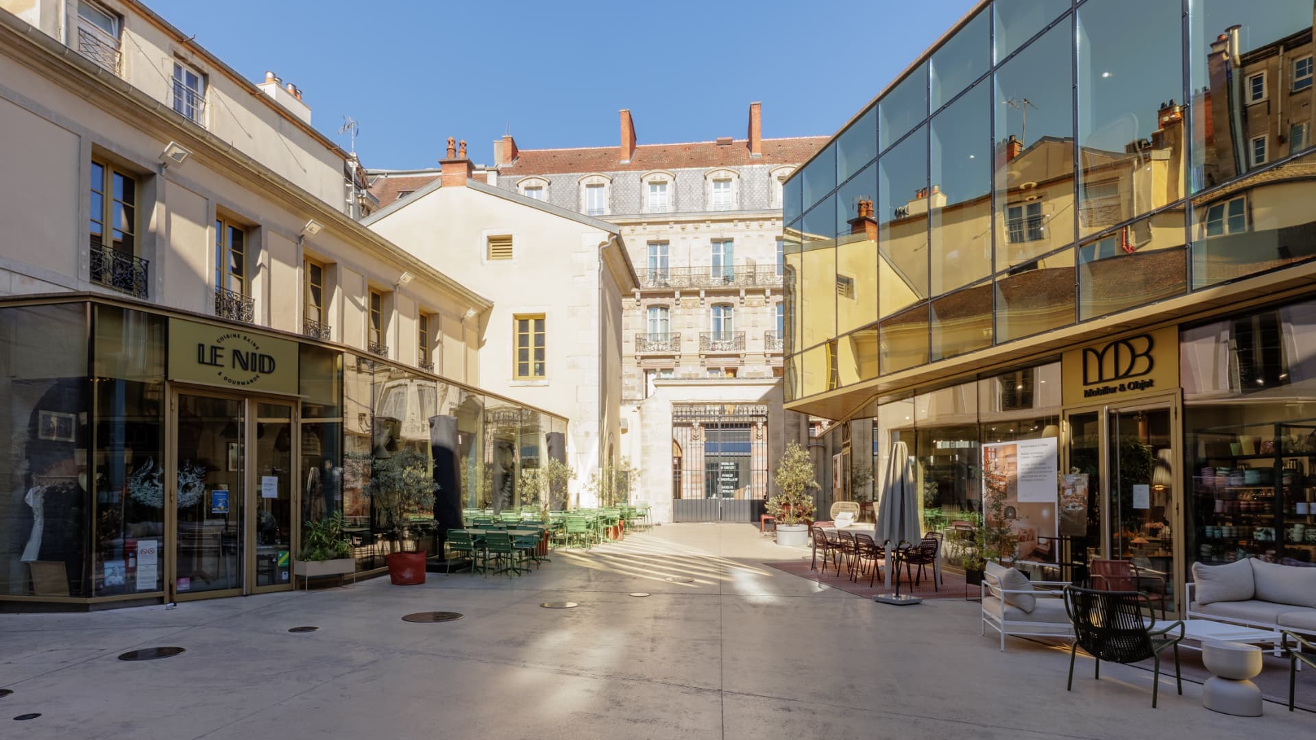 Cour Bareuzai en enfilade : Le Nid, MOB et le porche vers la rue