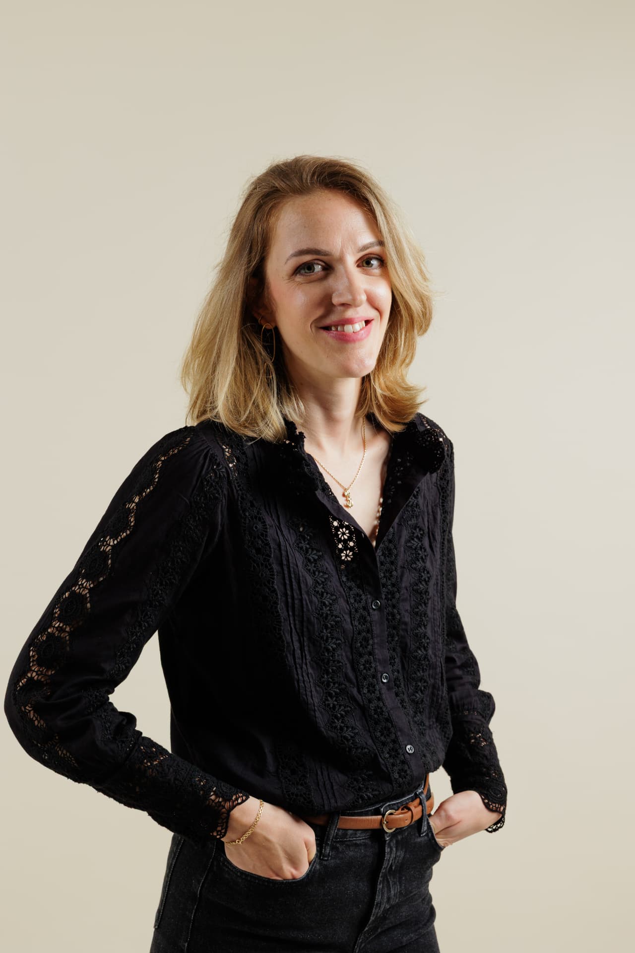 Conseillère MAJO en discussion dans l'agence