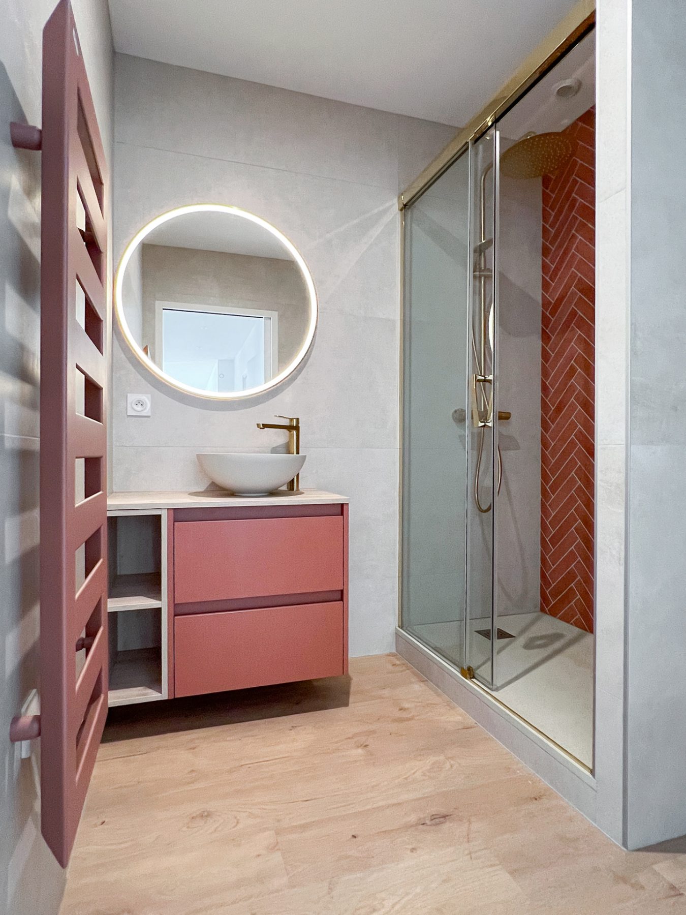 Salle d'eau avec meuble terracotta, miroir rétroéclairé et douche à l'italienne