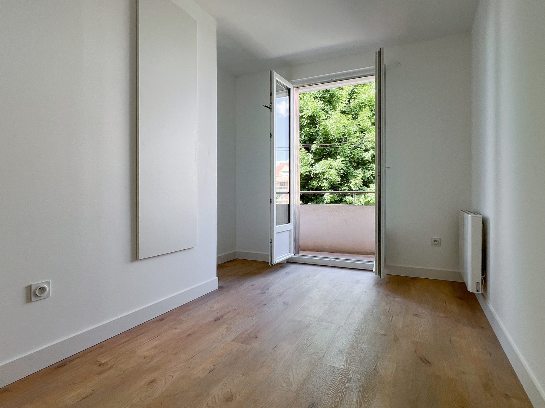 Chambre avec porte-fenêtre donnant sur un balcon côté cour