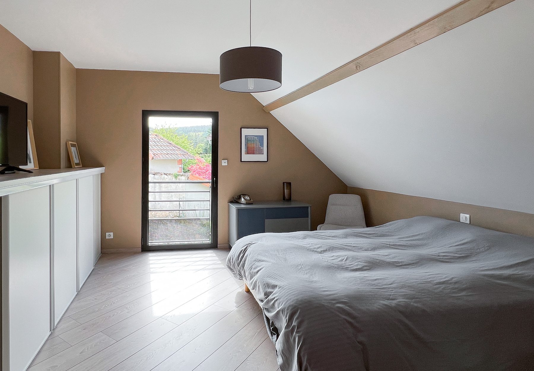 Seconde chambre à l'étage avec fenêtre sur la nature