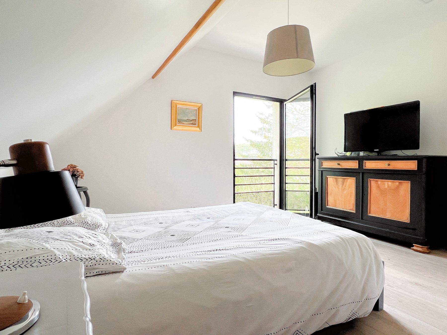 Chambre à l'étage sous rampant, parquet clair