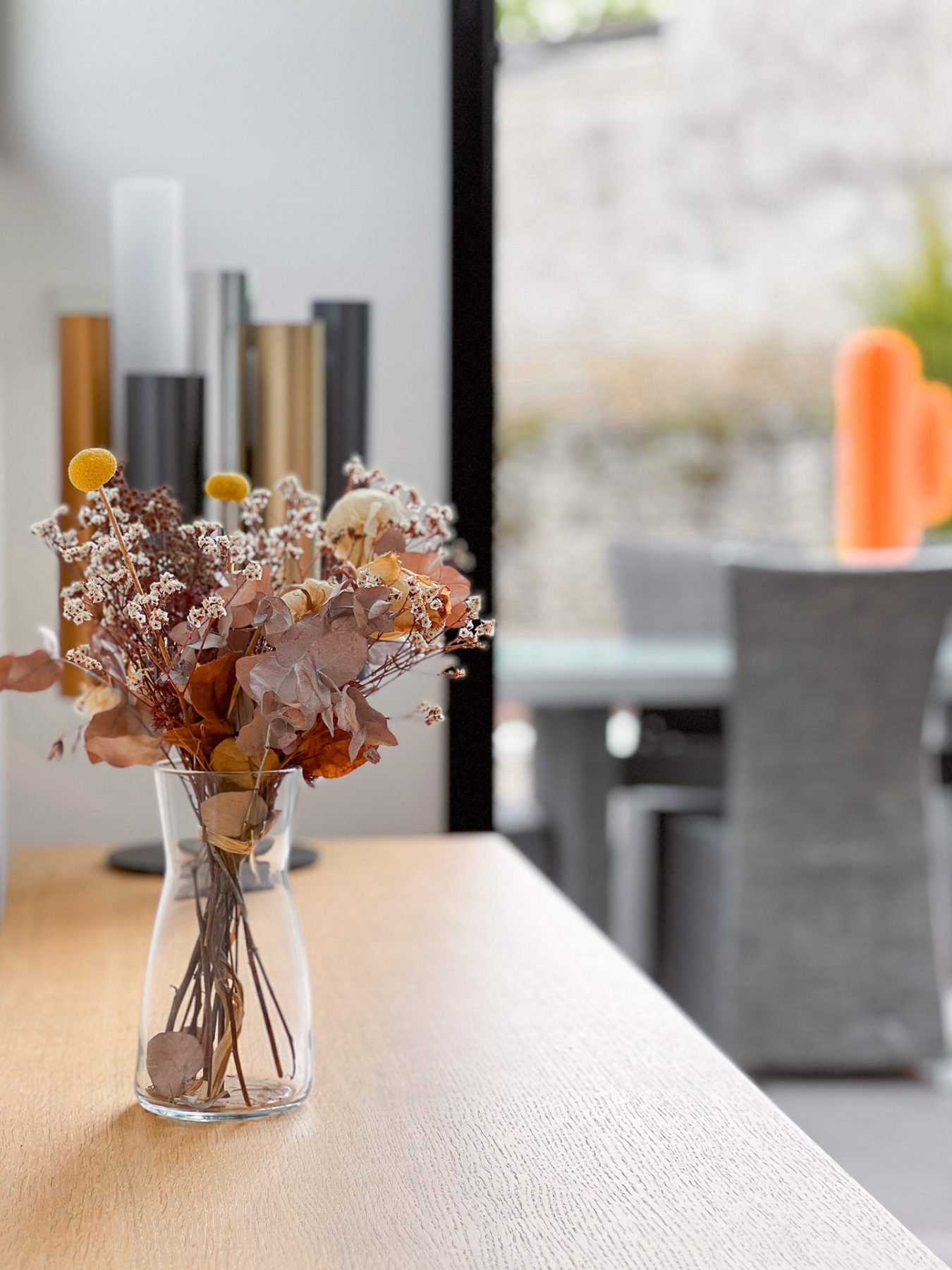 Détail d'un bouquet séché posé sur la table de la pièce de vie