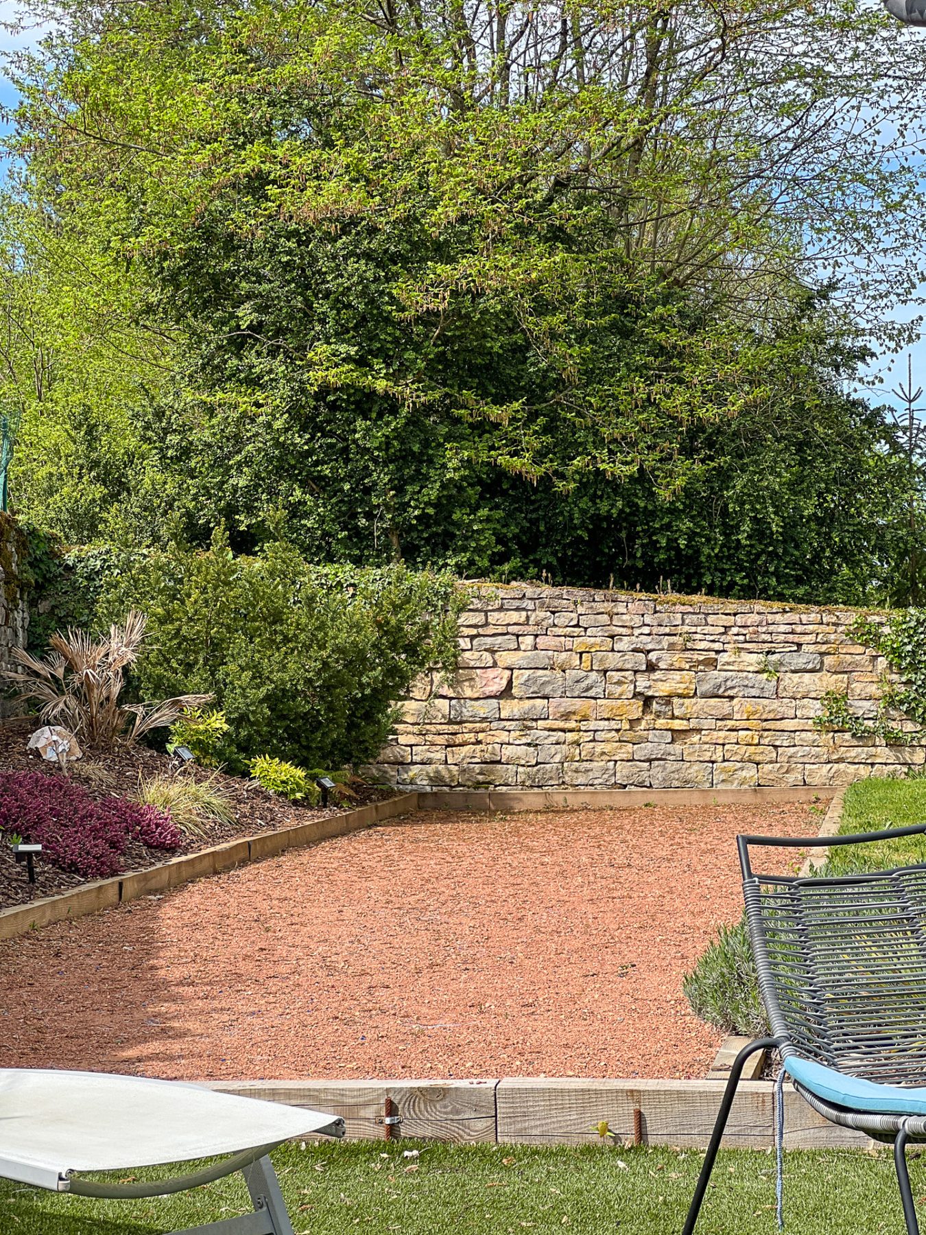 Mur de pierre sèche et allée du jardin paysagé