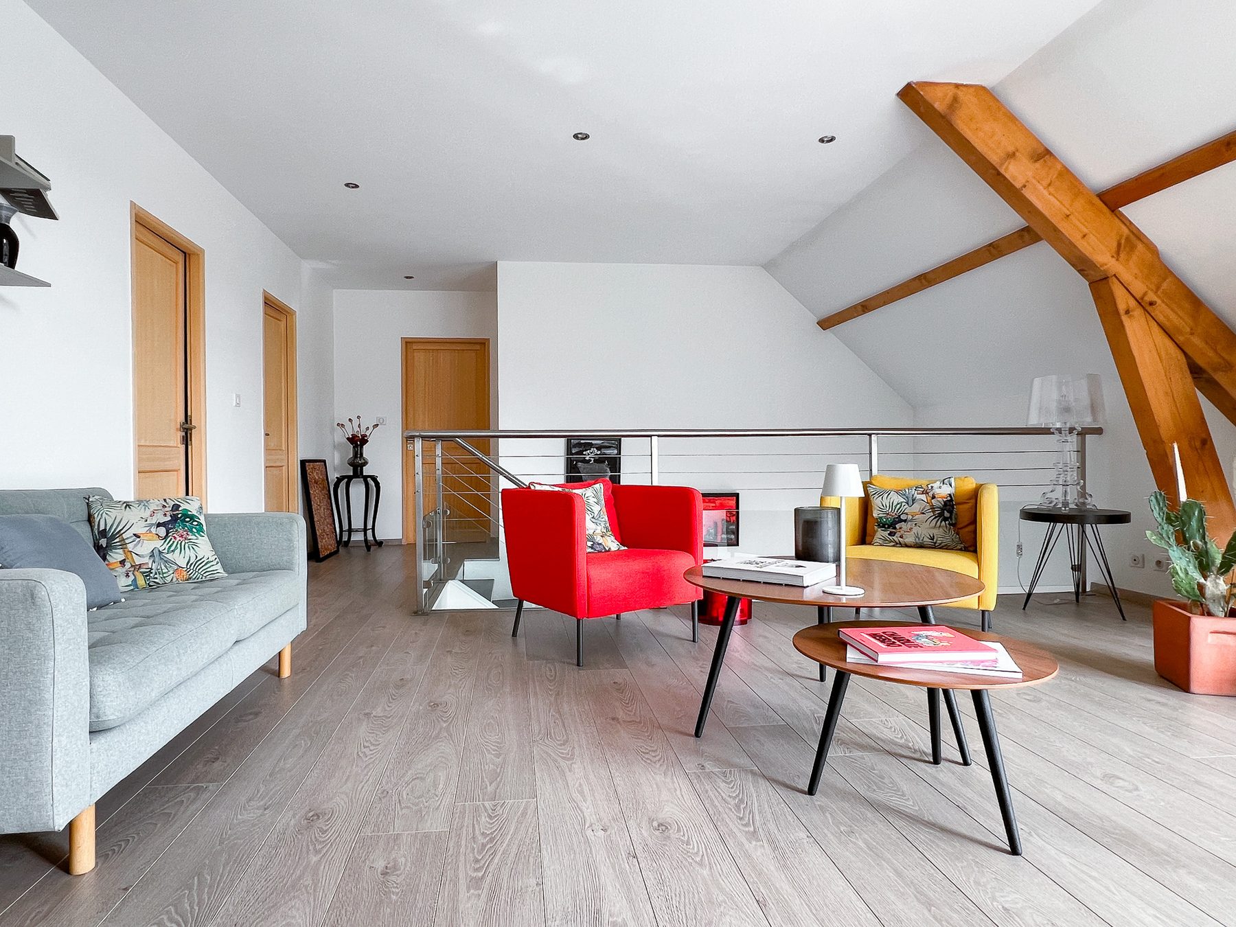 Espace mezzanine sous charpente apparente à l'étage