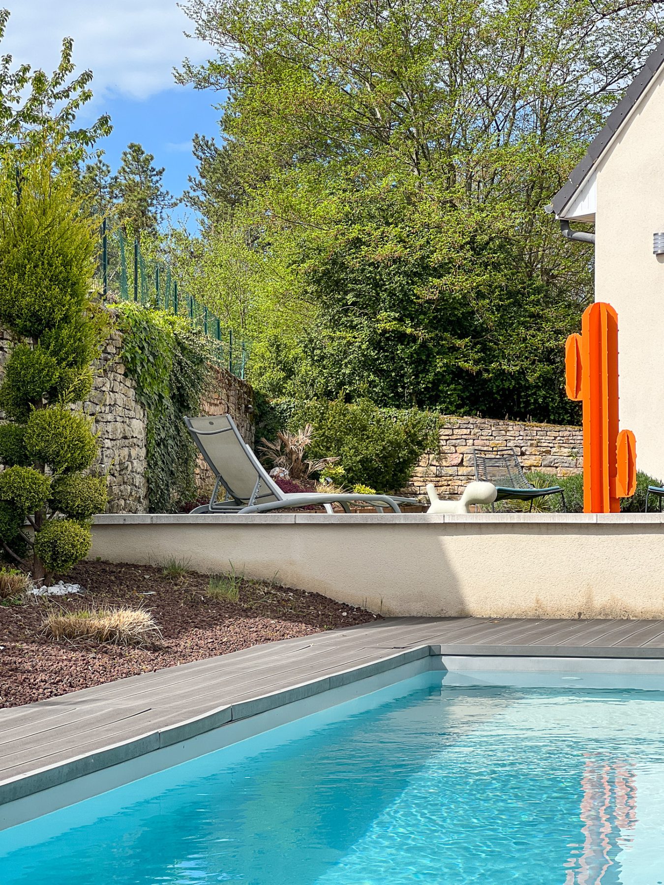 Piscine et terrasse minérale au calme du jardin